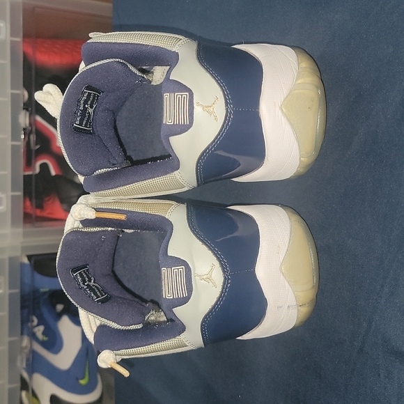 Air Jordan 11 Low "Georgetown" - Picture 4 of 9